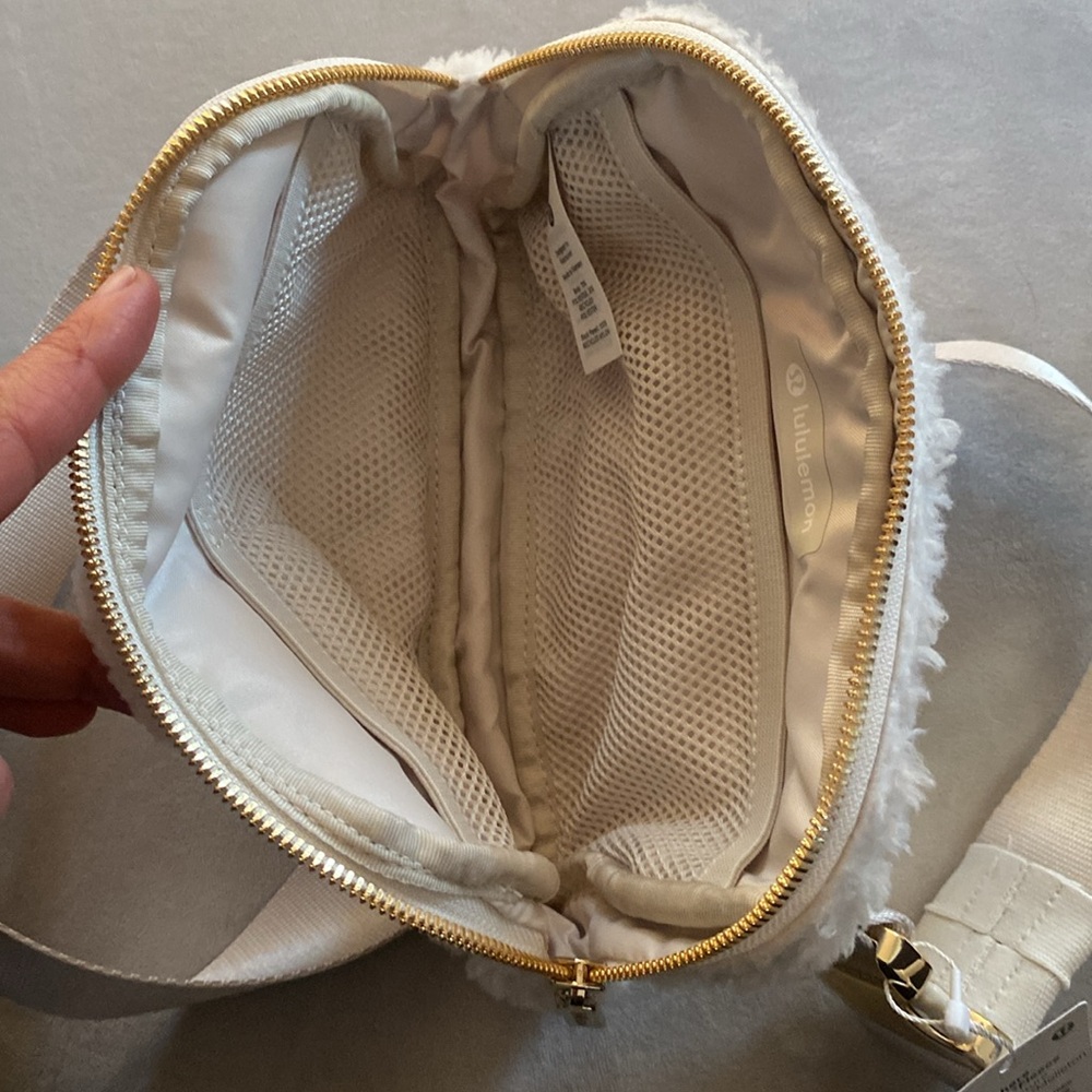 Lululemon 1L Fleece Belt Bag - White & Gold - NWT - Picture 6 of 6